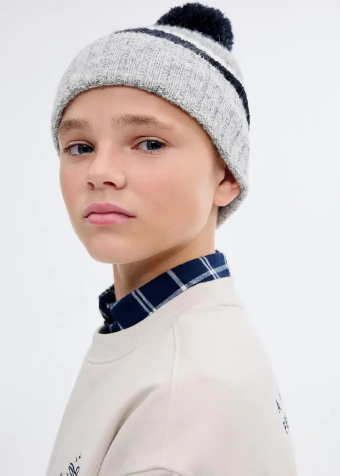 Pletená čepice s bambulí Pletená čepice s bambulí