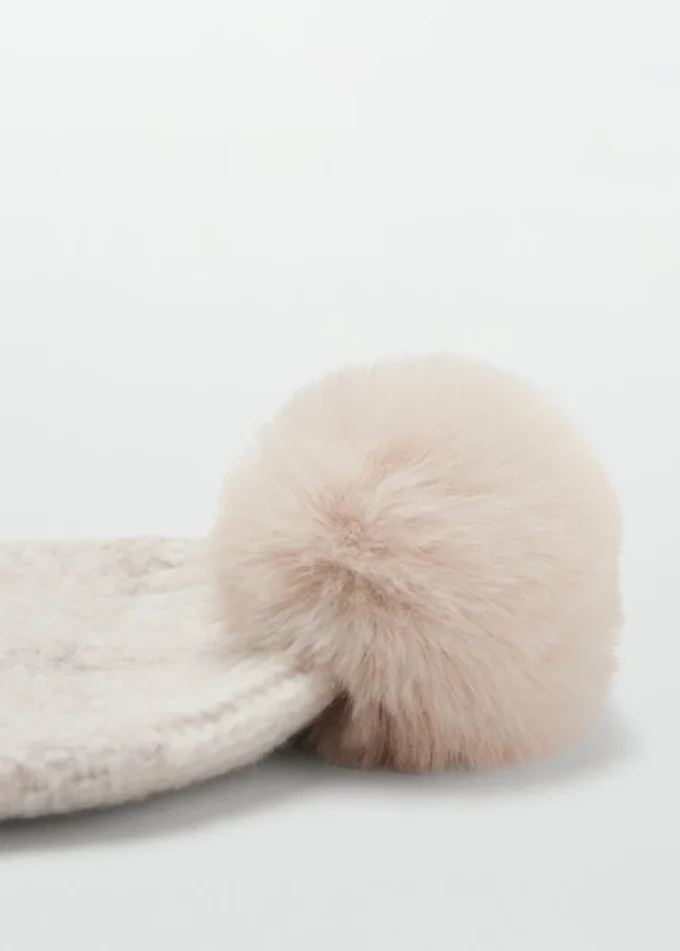 Pletená čepice s bambulí Pletená čepice s bambulí