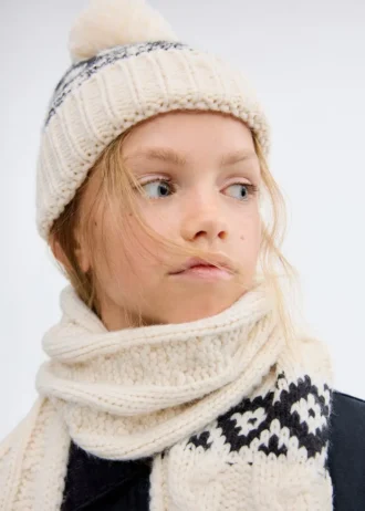Pletená čepice s bambulí
