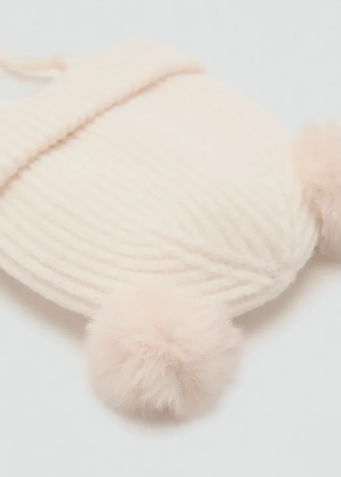 Pletená čepice s bambulí Pletená čepice s bambulí