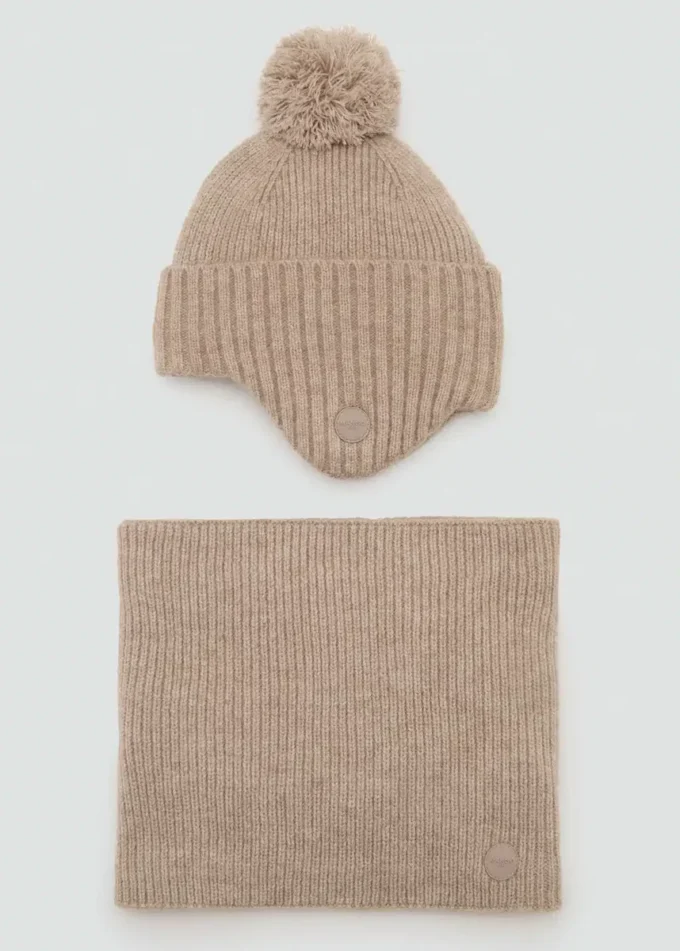 Pletená čepice s bambulí Pletená čepice s bambulí