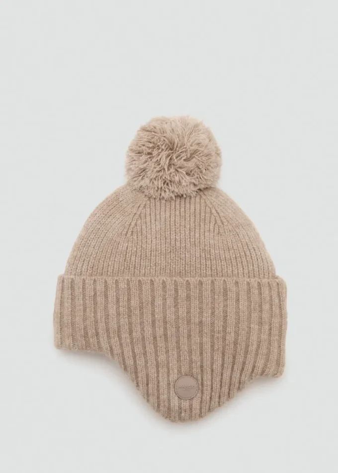 Pletená čepice s bambulí Pletená čepice s bambulí