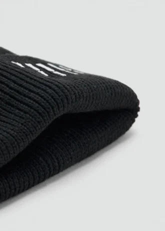 Pletená čepice s lebkou