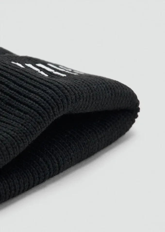 Pletená čepice s lebkou Pletená čepice s lebkou