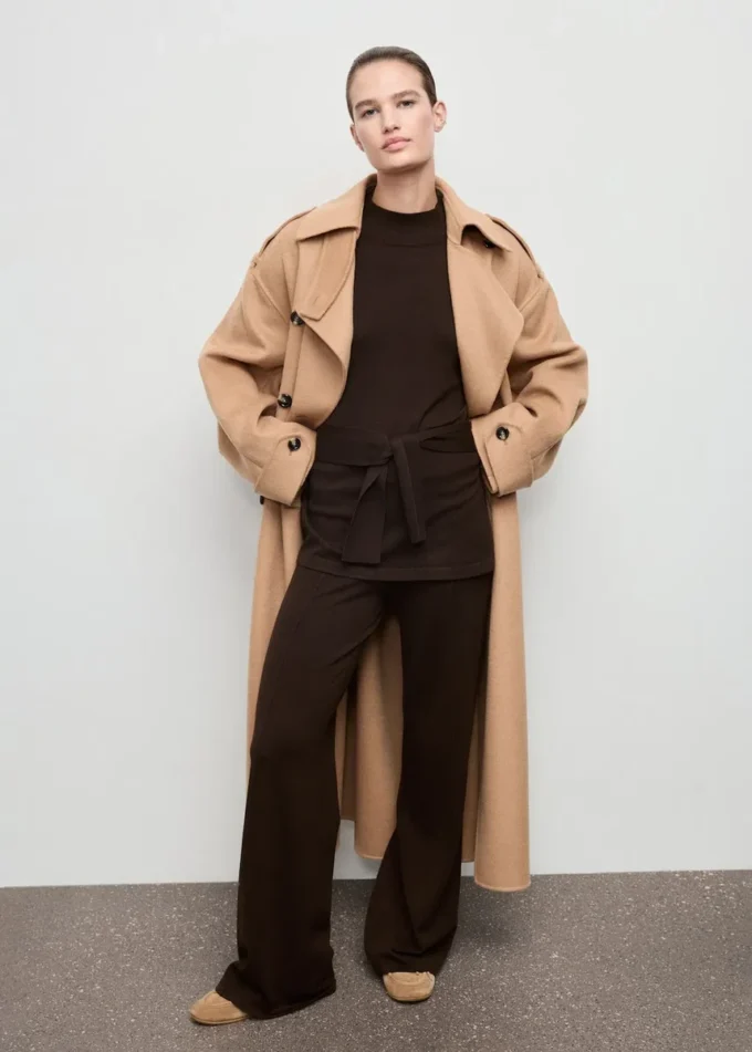 Pletené kalhoty s prošívanými detaily Pletené kalhoty s prošívanými detaily