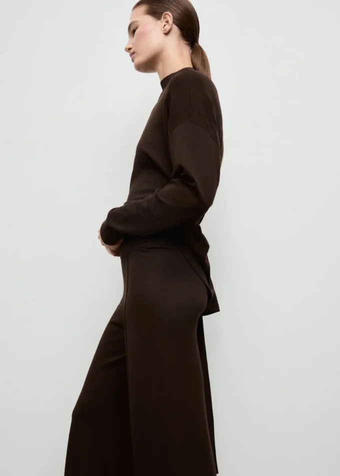 Pletené kalhoty s prošívanými detaily Pletené kalhoty s prošívanými detaily