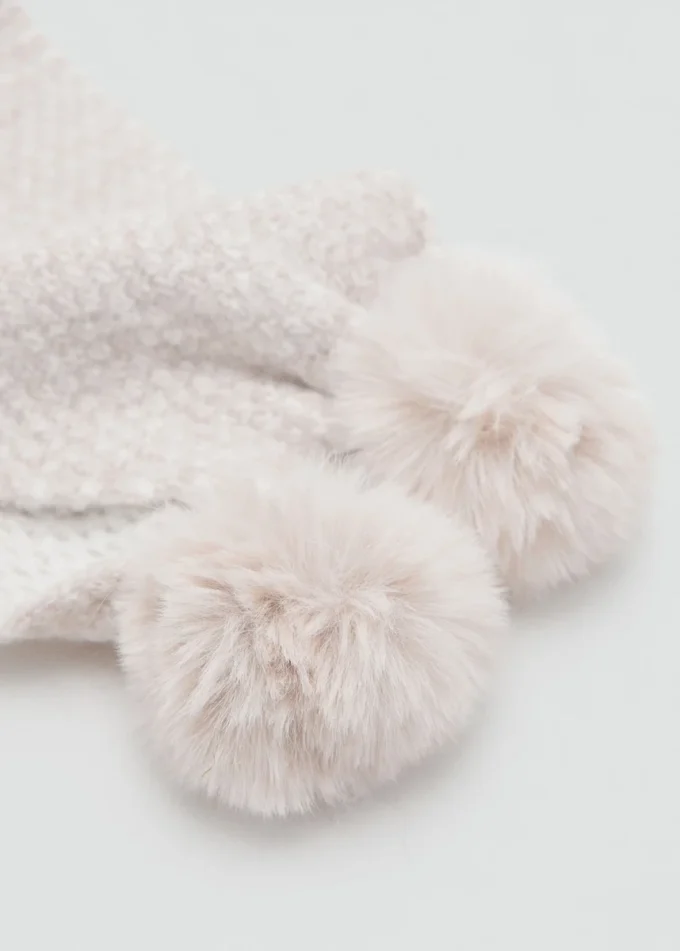 Pletená šála s bambulkami