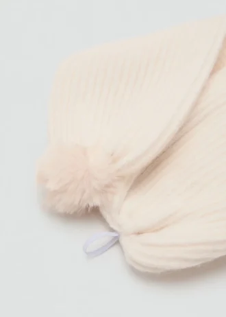 Pletená šála s bambulkami