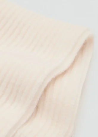 Pletená šála s bambulkami