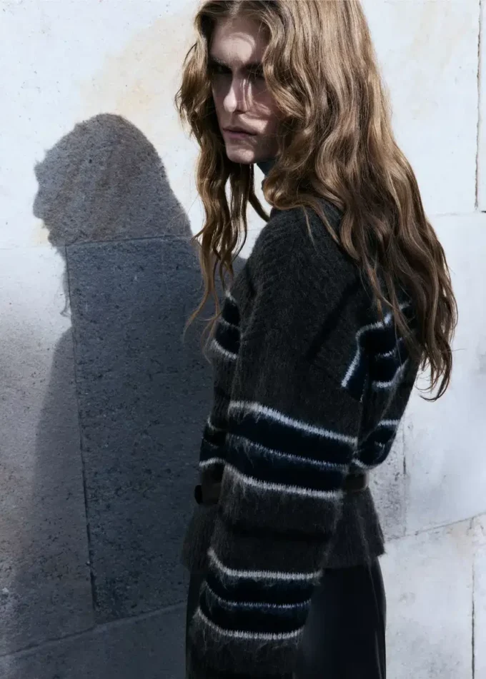 Pletený pruhovaný svetr Pletený pruhovaný svetr