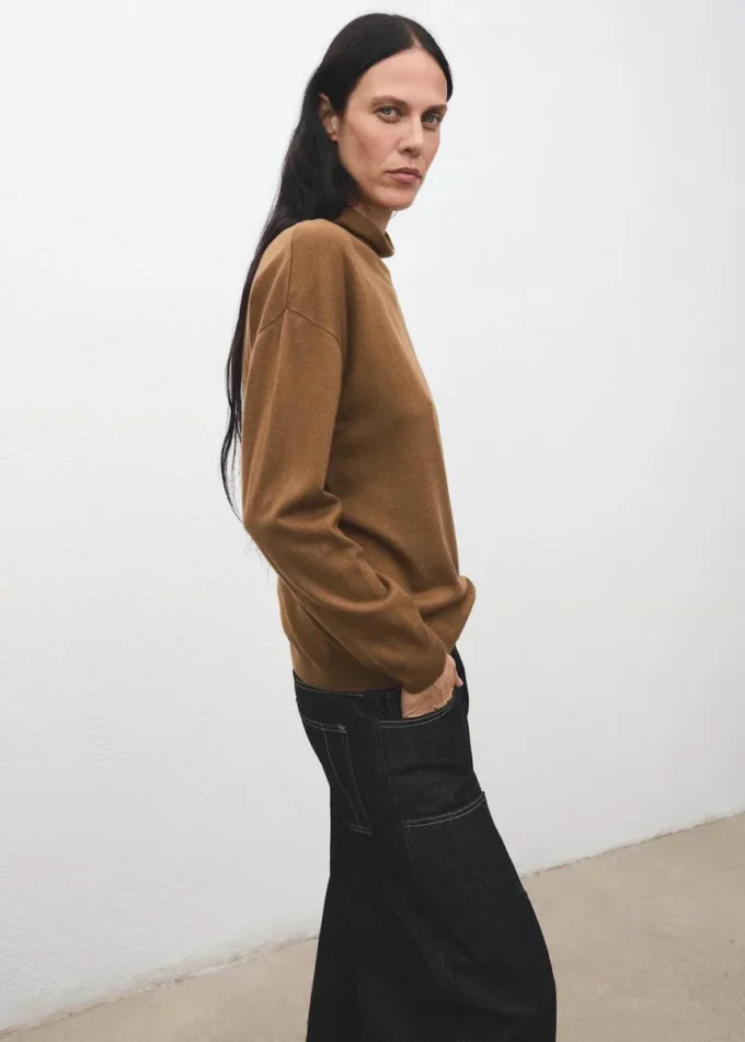 Pletený rolák s copánkovým vzorem Pletený rolák s copánkovým vzorem