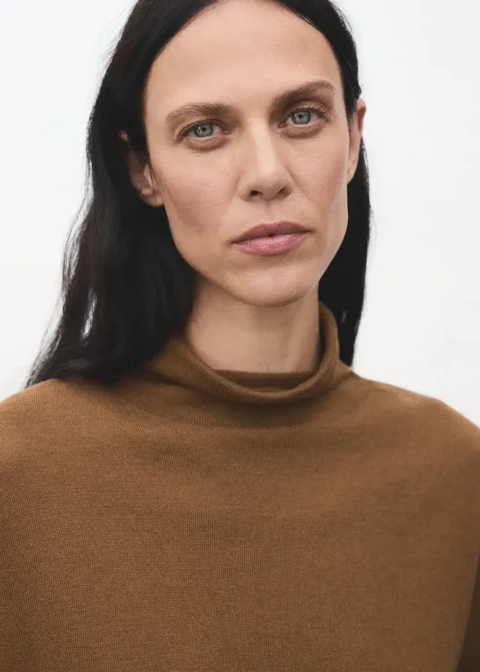 Pletený rolák s copánkovým vzorem Pletený rolák s copánkovým vzorem