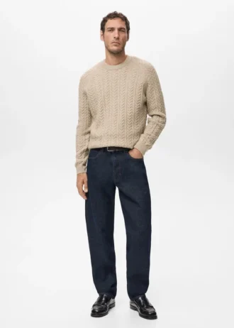 Pletený svetr s copánkovým vzorem