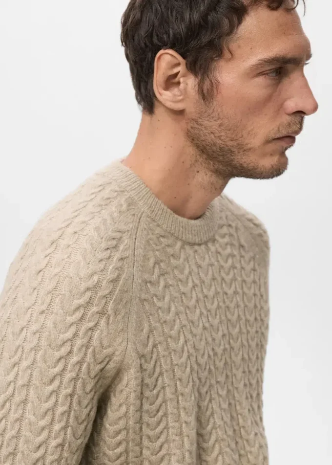 Pletený svetr s copánkovým vzorem Pletený svetr s copánkovým vzorem