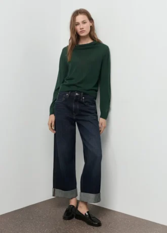 Pletený svetr s drapovaným výstřihem