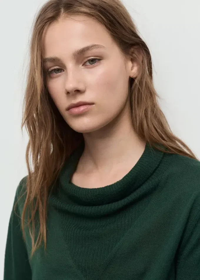 Pletený svetr s drapovaným výstřihem Pletený svetr s drapovaným výstřihem