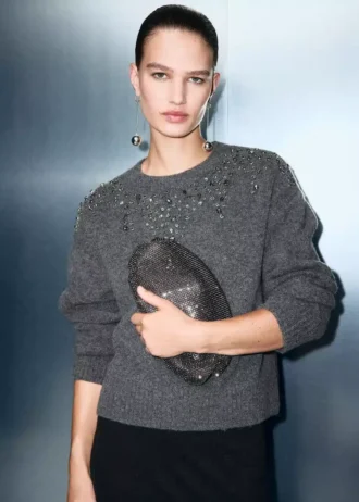 Pletený svetr s flitry