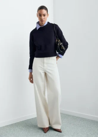 Pletený svetr s knoflíky ve tvaru drahokamů