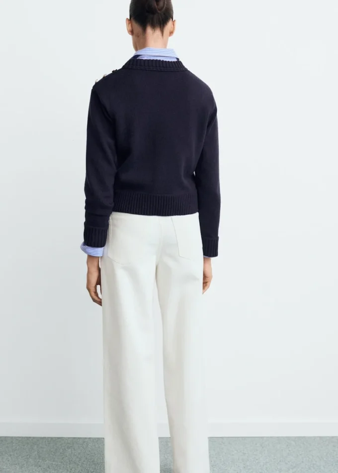 Pletený svetr s knoflíky ve tvaru drahokamů Pletený svetr s knoflíky ve tvaru drahokamů