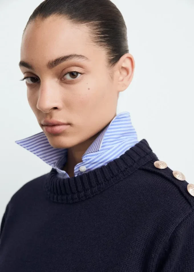 Pletený svetr s knoflíky ve tvaru drahokamů Pletený svetr s knoflíky ve tvaru drahokamů