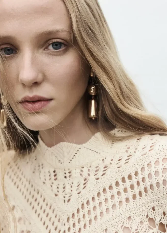 Pletený svetr s krajkovými detaily Pletený svetr s krajkovými detaily