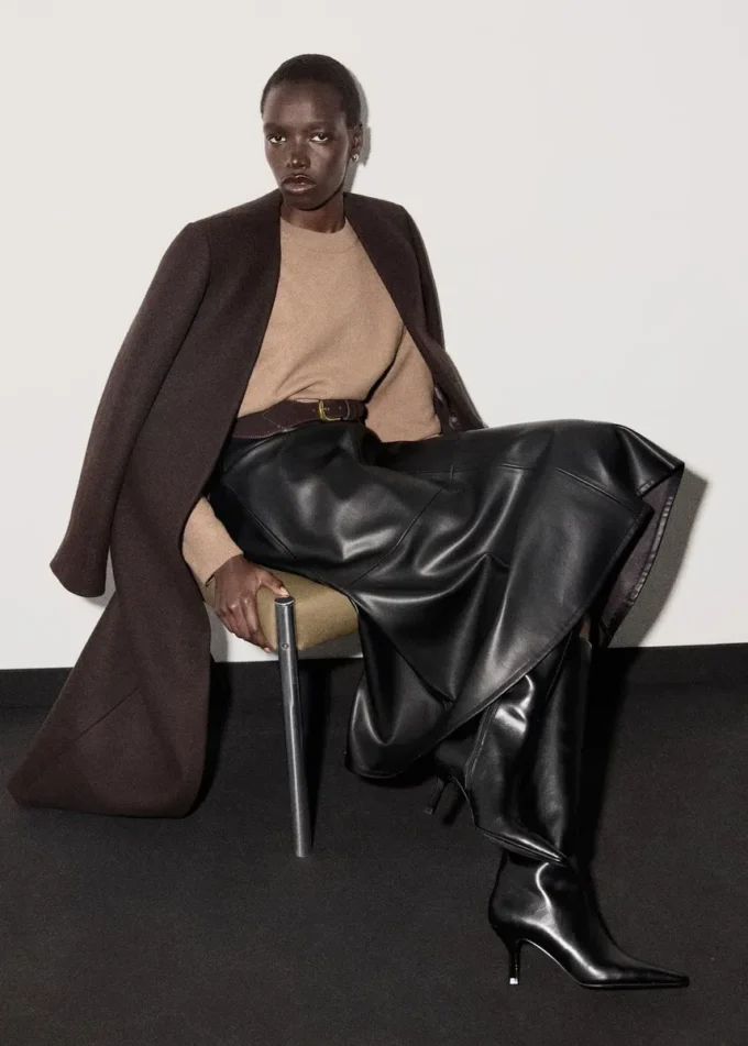 Pletený svetr s kulatým výstřihem Pletený svetr s kulatým výstřihem