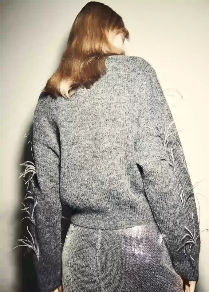 Pletený svetr s peřím Pletený svetr s peřím