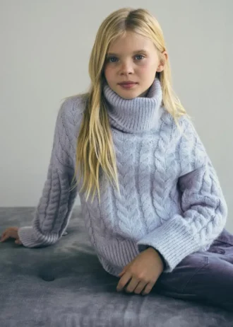 Pletený svetr s rolákem