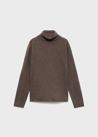 Pletený svetr s rolákem