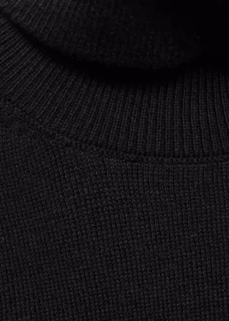 Pletený svetr s rolákem