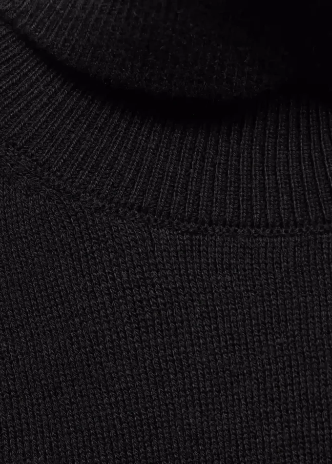 Pletený svetr s rolákem Pletený svetr s rolákem