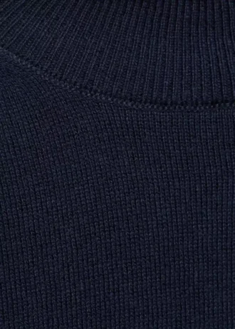 Pletený svetr s rolákem