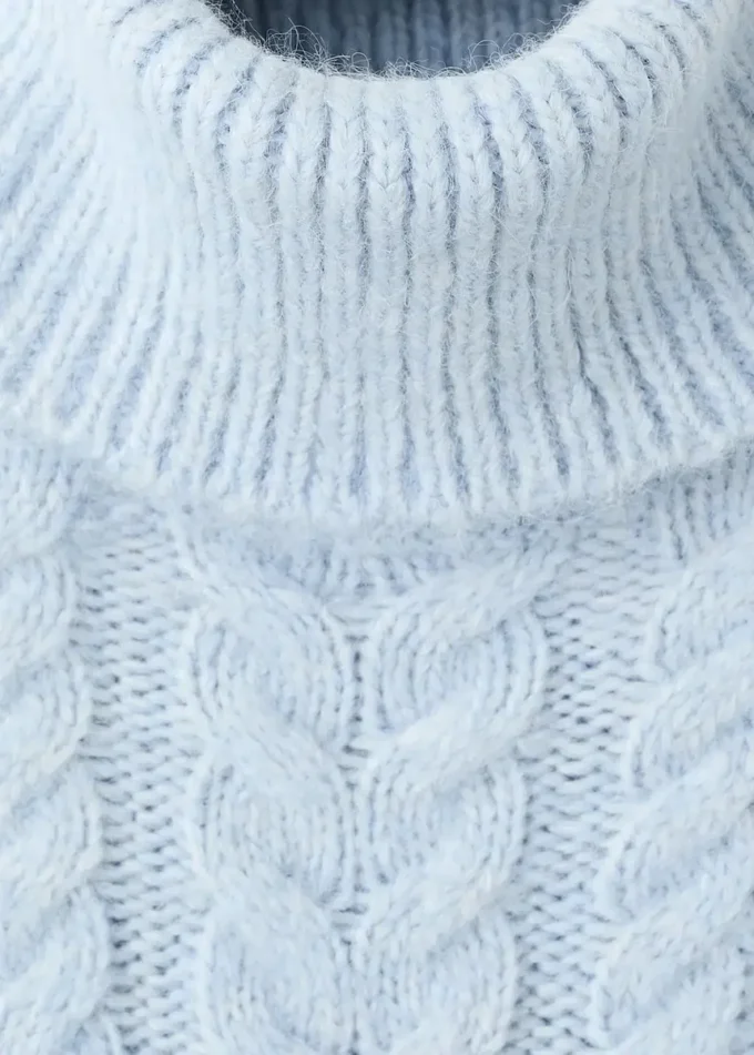 Pletený svetr s rolákem Pletený svetr s rolákem