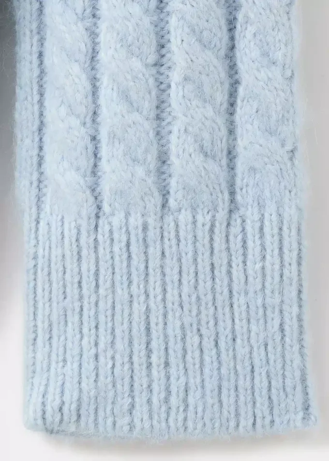 Pletený svetr s rolákem Pletený svetr s rolákem