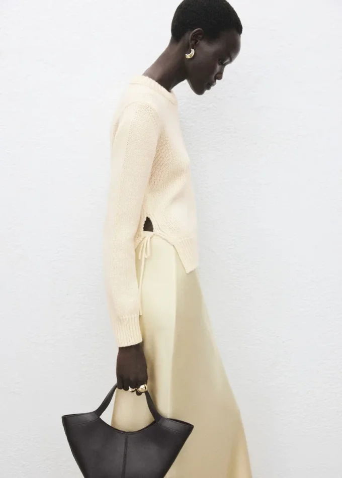 Pletený svetr s rozparky na zavázání Pletený svetr s rozparky na zavázání