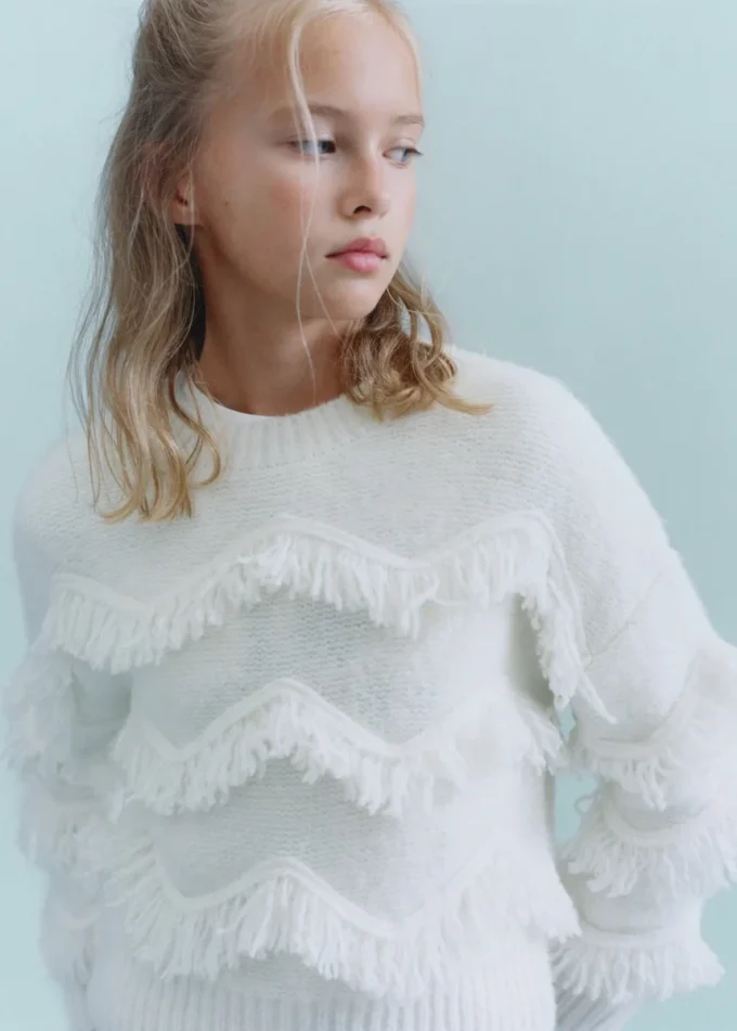 Pletený svetr s třásněmi Pletený svetr s třásněmi