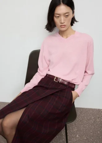 Pletený svetr s výstřihem do V