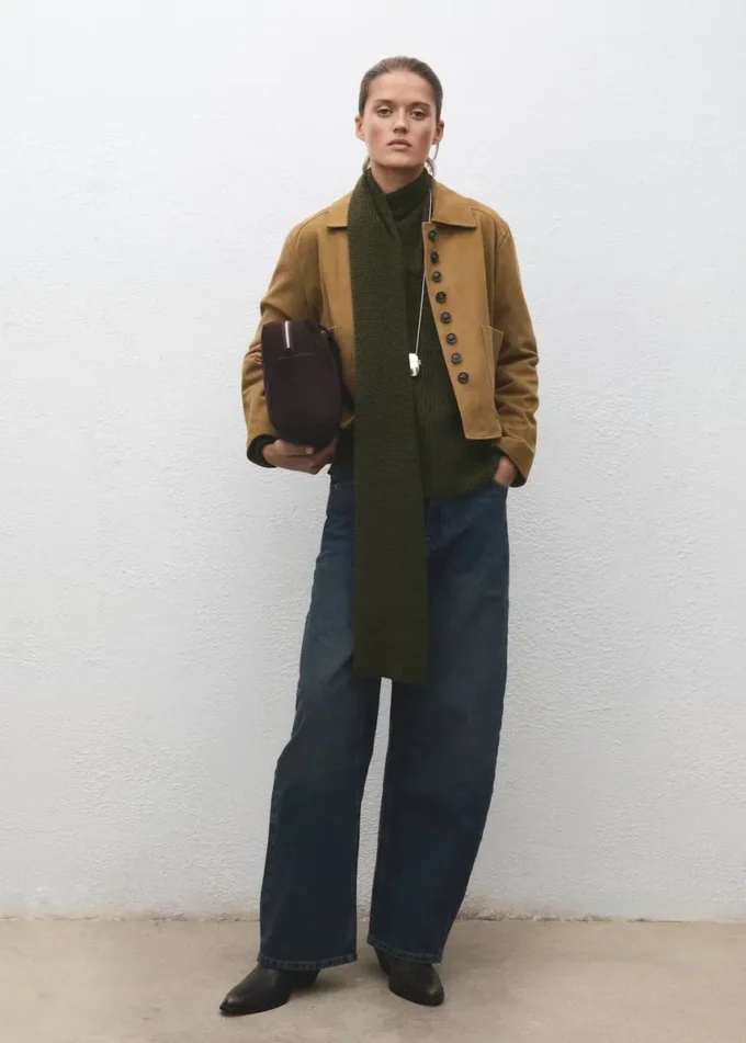 Pletený svetr se šátkem Pletený svetr se šátkem