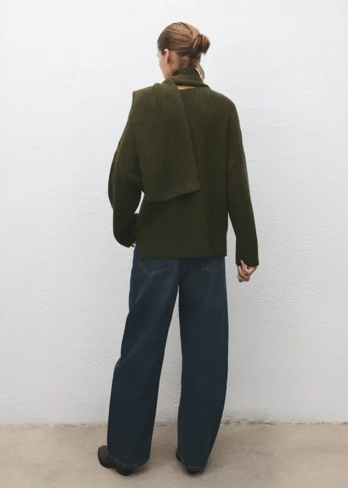 Pletený svetr se šátkem Pletený svetr se šátkem