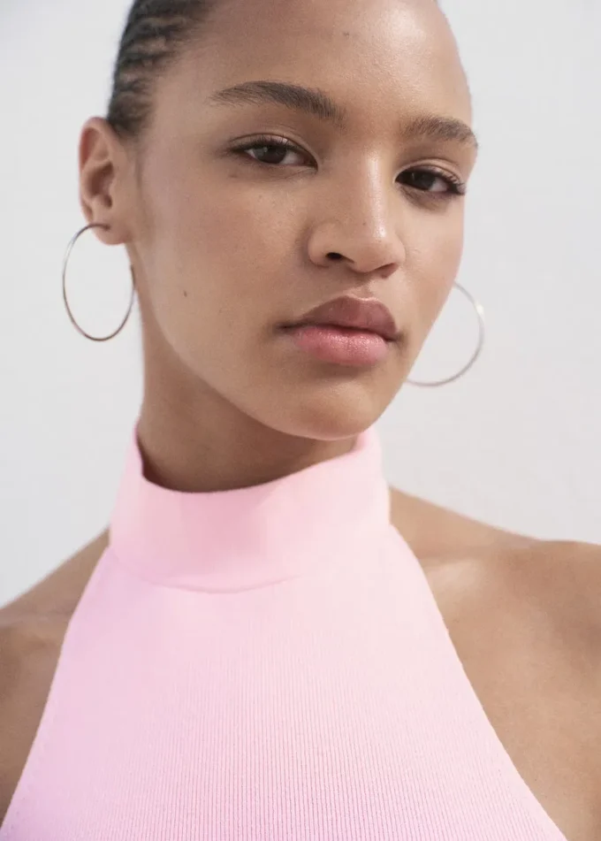 Pletený top s halter výstřihem Pletený top s halter výstřihem