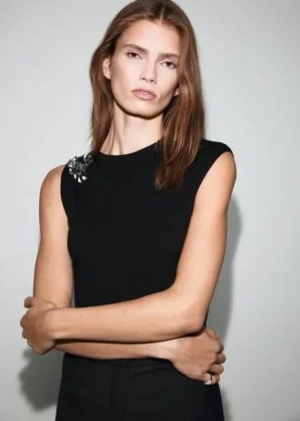 Pletený top s kovovou květinou