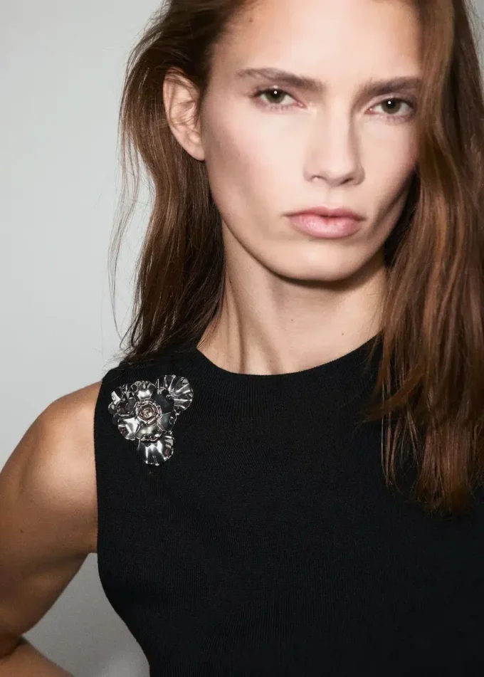 Pletený top s kovovou květinou Pletený top s kovovou květinou