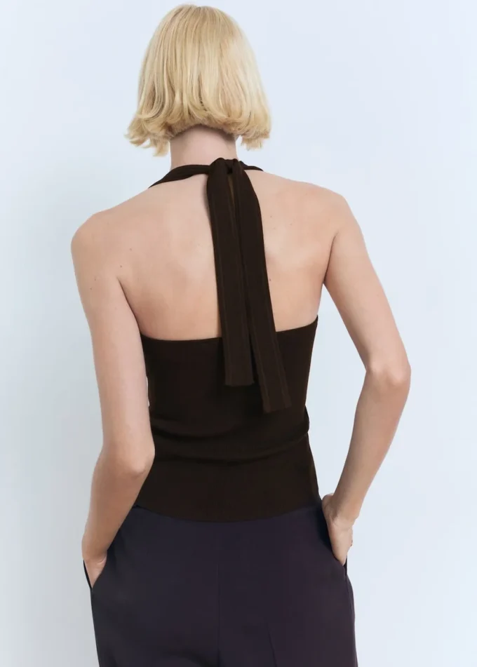 Pletené topy s halter výstřihem