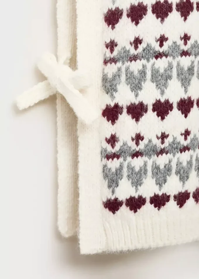 Pletená vesta se srdíčkovým vzorem