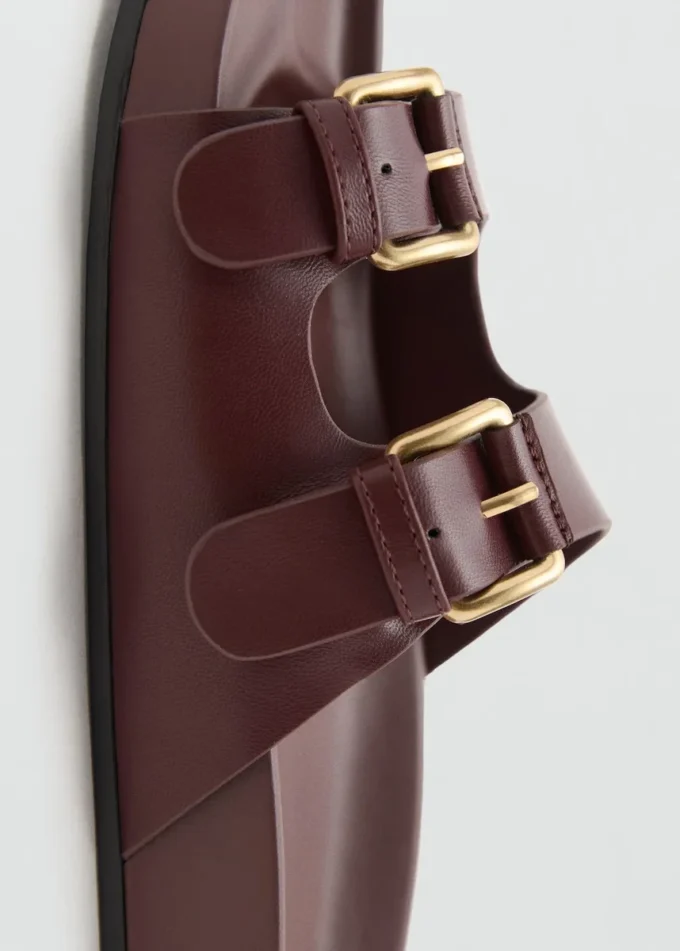 Ploché sandály se sponou Ploché sandály se sponou