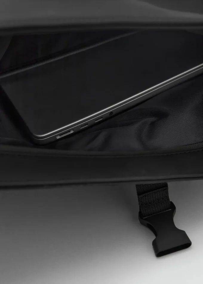 Pogumovaný batoh s klopou Pogumovaný batoh s klopou