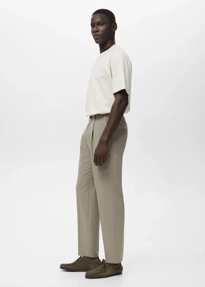 Pohodlné kalhoty s rovnými nohavicemi a záhyby Pohodlné kalhoty s rovnými nohavicemi a záhyby