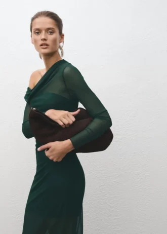 Poloprůsvitné asymetrické šaty