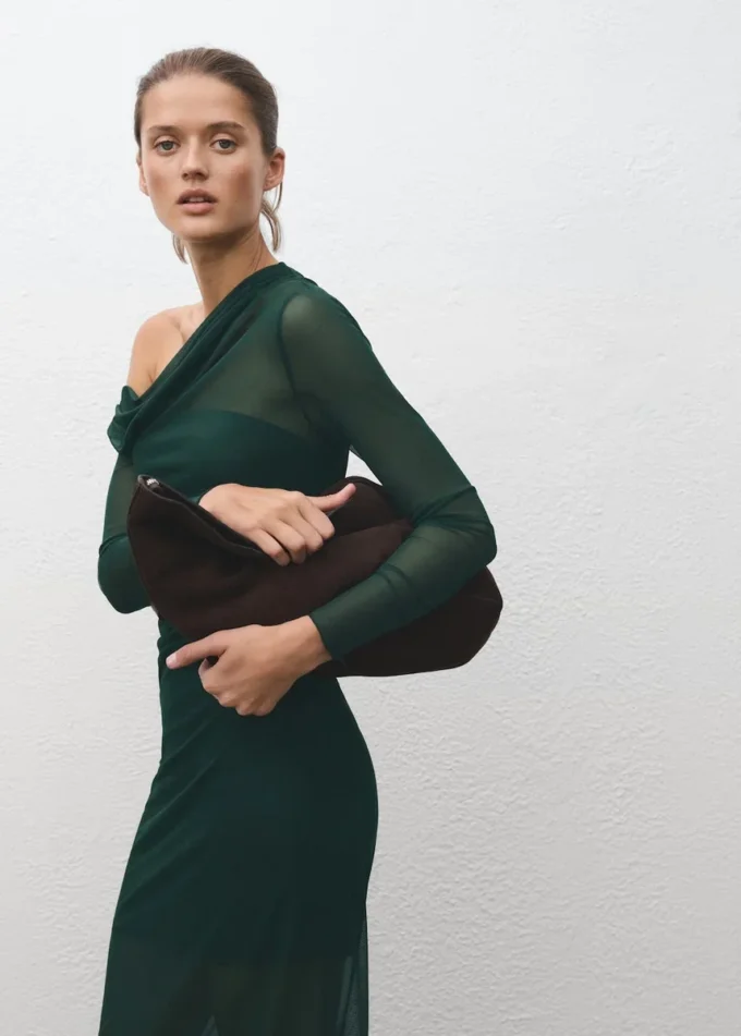 Poloprůsvitné asymetrické šaty