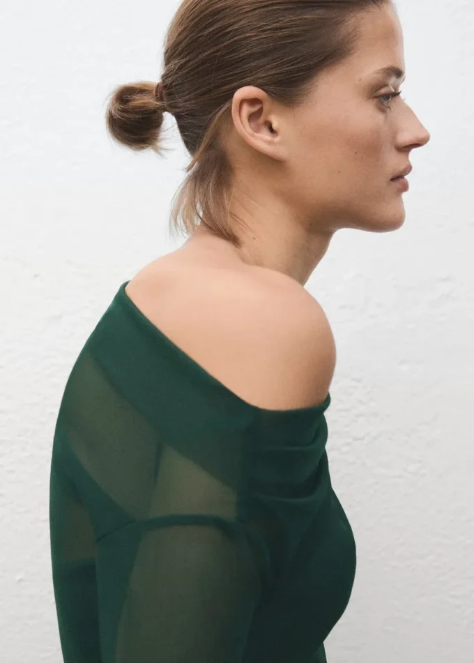 Poloprůsvitné asymetrické šaty